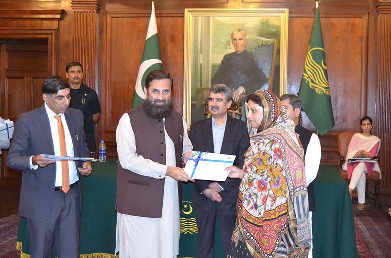 Governor Punjab Muhammad Baligh ur Rahman distributing certificates among teachers of Literate Cholistan Project Phase 2 organized by Punjab Education Foundation