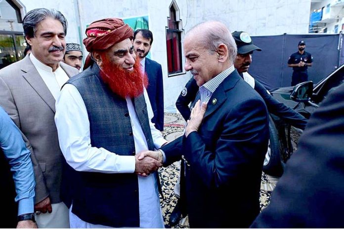 Pir Syed Riaz Hussain Shah receiving Prime Minister Muhammad Shehbaz Sharif upon his arrival at Idara Talemat-e-Islamia