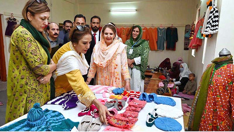 First Lady Begum Samina Alvi viewing the handiwork of artisans during her visit to TEVTA Vocational Training Institute