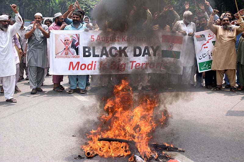 People participating in rally to express solidarity with Kashmiri people in connection with Youm-e-Istehsal at outside Press Club