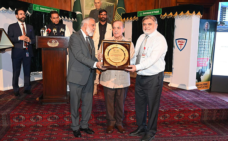 Prime Minister Muhammad Shehbaz Sharif distributing awards among the doctors on the completion of 1000 transplants in PKLI