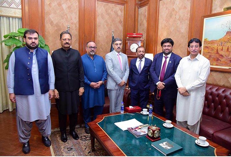 Caretaker Prime Minister Anwaar-ul-Haq Kakar in a group photo with a delegation of MQM