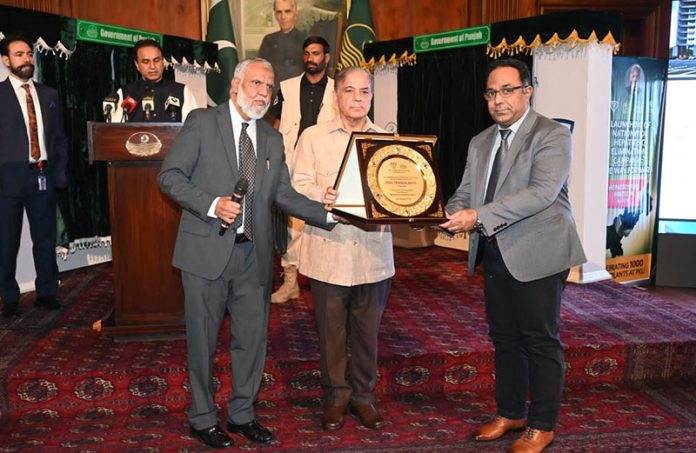 Prime Minister Muhammad Shehbaz Sharif distributing awards among the doctors on the completion of 1000 transplants in PKLI.
