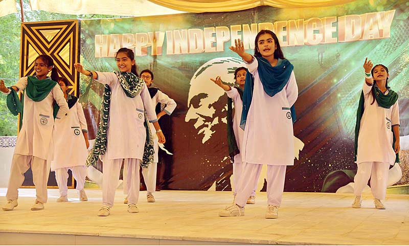 Students performing tableau during Flag hoisting ceremony at Circuit House on the occasion of 77th Independence Day celebration
