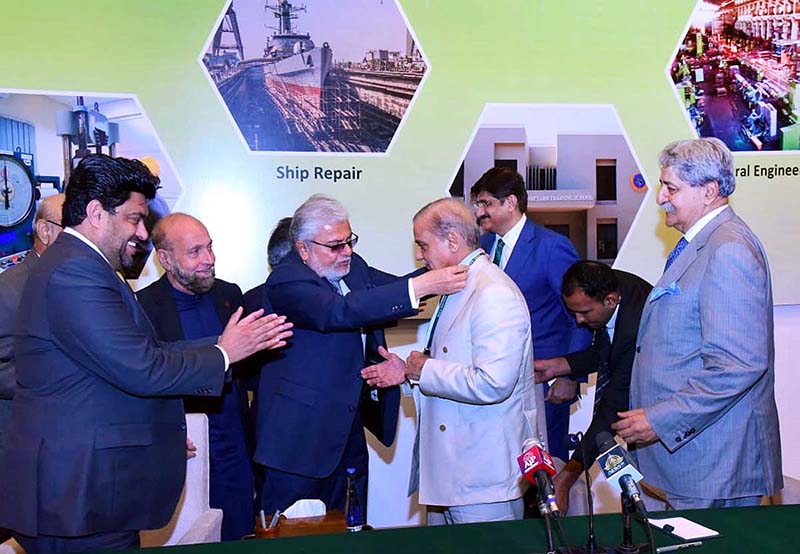 Chief Executive TDAP, Muhammad Zubair Motiwala presenting a medal to Prime Minister Muhammad Shehbaz Sharif on behalf of business community of Karachi at an event organised by Karachi Chamber of Commerce and Industries (KCCI)