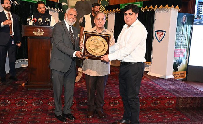 Prime Minister Muhammad Shehbaz Sharif distributing awards among the doctors on the completion of 1000 transplants in PKLI