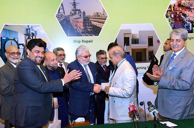 Chief Executive TDAP, Muhammad Zubair Motiwala presenting a medal to Prime Minister Muhammad Shehbaz Sharif on behalf of business community of Karachi at an event organised by Karachi Chamber of Commerce and Industries (KCCI)