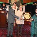 Prime Minister Muhammad Shehbaz Sharif distributing awards among the doctors on the completion of 1000 transplants in PKLI