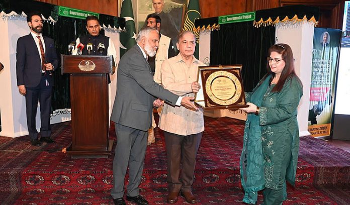 Prime Minister Muhammad Shehbaz Sharif distributing awards among the doctors on the completion of 1000 transplants in PKLI