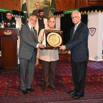 Prime Minister Muhammad Shehbaz Sharif distributing awards among the doctors on the completion of 1000 transplants in PKLI
