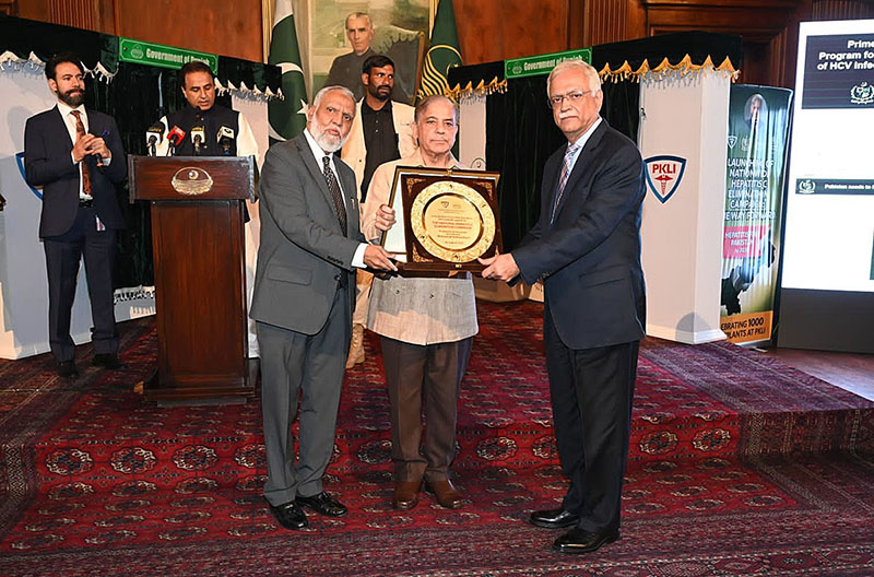 Prime Minister Muhammad Shehbaz Sharif distributing awards among the doctors on the completion of 1000 transplants in PKLI
