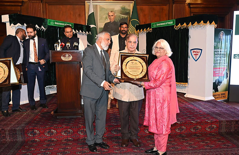 Prime Minister Muhammad Shehbaz Sharif distributing awards among the doctors on the completion of 1000 transplants in PKLI