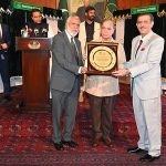 Prime Minister Muhammad Shehbaz Sharif distributing awards among the doctors on the completion of 1000 transplants in PKLI