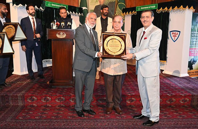 Prime Minister Muhammad Shehbaz Sharif distributing awards among the doctors on the completion of 1000 transplants in PKLI