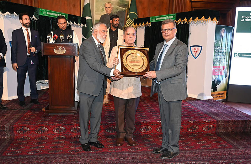 Prime Minister Muhammad Shehbaz Sharif distributing awards among the doctors on the completion of 1000 transplants in PKLI
