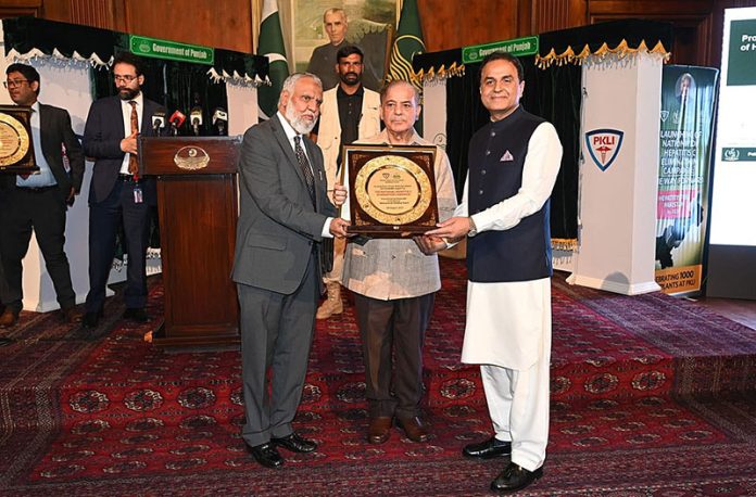 Prime Minister Muhammad Shehbaz Sharif distributing awards among the doctors on the completion of 1000 transplants in PKLI.