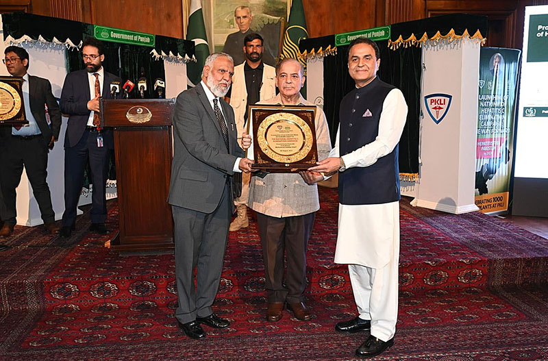 Prime Minister Muhammad Shehbaz Sharif distributing awards among the doctors on the completion of 1000 transplants in PKLI.