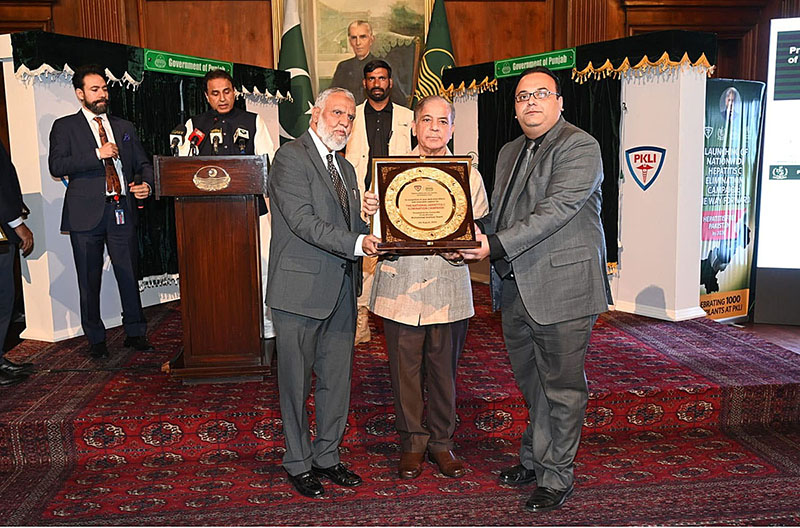 Prime Minister Muhammad Shehbaz Sharif distributing awards among the doctors on the completion of 1000 transplants in PKLI