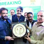 Former MPAs presenting a shield to Prime Minister Muhammad Shehbaz Sharif to honor him for taking special interest in development of Bahawalnagar through the construction of Lahore-Sahiwal-Bahawalnagar Motorway