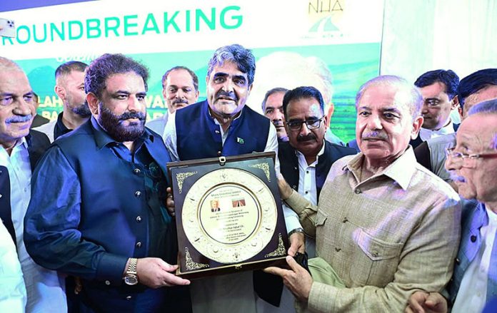 Former MPAs presenting a shield to Prime Minister Muhammad Shehbaz Sharif to honor him for taking special interest in development of Bahawalnagar through the construction of Lahore-Sahiwal-Bahawalnagar Motorway