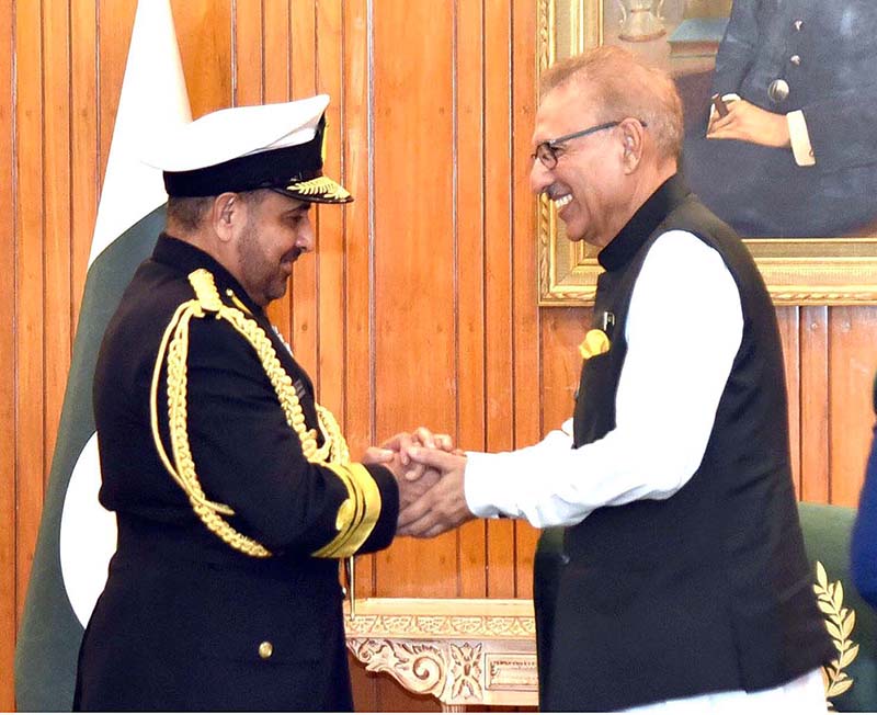 President Dr. Arif Alvi welcomes the Omani Chief of Staff of Sultan's Armed Forces, Vice Admiral Abdullah bin Khamis Al-Raisi at Aiwan-e-Sadr