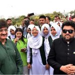Sindh Governor Mohammed Kamran Khan Tessori and Chief Minister Syed Murad Ali Shah in a group photo with students at Mazar-e-Quaid on the occasion of 77th Independence Day celebration