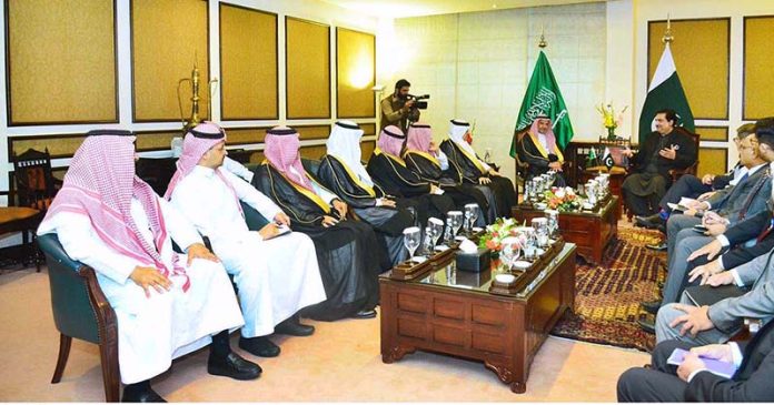 Federal Minister for Energy, Engr. Khurram Dastgir Khan held a meeting with Saudi delegation at the Pakistan Mineral Investment Summit including H.E. Ambassador of Kingdom of Saudia Arabia to Pakistan, Commercial attaché and coordination staff