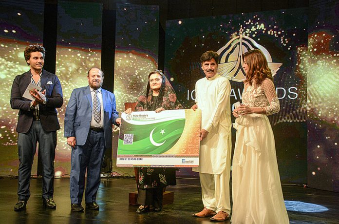 Federal Minister for Information and Broadcasting Marriyum Aurangzeb along with Secretary of Information and Broadcasting & Managing Director PTV Sohail Ali Khan handing over Health Card to Senior Actor Shahzad Raza at Icon Awards 2023 ceremony