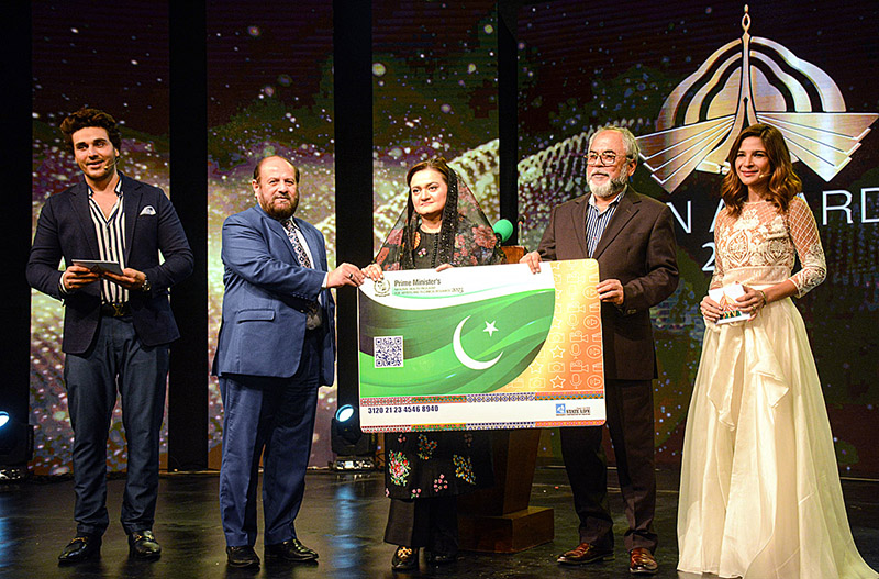 Federal Minister for Information and Broadcasting Marriyum Aurangzeb along with Secretary of Information and Broadcasting & Managing Director PTV Sohail Ali Khan handing over Health Card to Senior Actor Ayaz Khan at Icon Awards 2023 ceremony