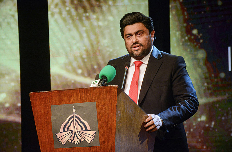 Sindh Governor Mohammed Kamran Khan Tessori addressing to the artists, directors and producers at Icon Awards 2023 ceremony