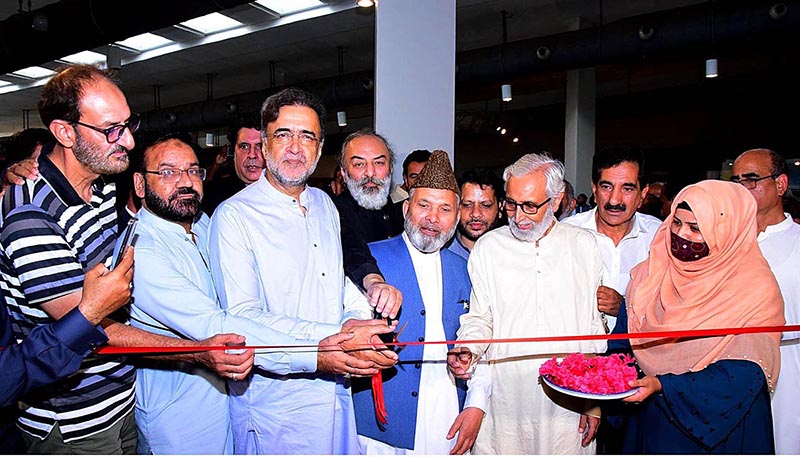 Advisor to the Prime Minister on Kashmir Affairs and Gilgit Baltistan, Qamar Zaman Kaira cutting the ribbon at the inaugural ceremony of Late Syed Ali Gilani Corner in National Monument Museum