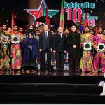 Prime Minister Muhammad Shehbaz Sharif and special representative of Chinese President Xi Jinping and Chinese Vice Premier He Lifeng in a group photo with Pakistani cultural performers and renowned Pakistani artists on a ceremony to commemorate the 10th anniversary of the commencement of China Pakistan Economic Corridor