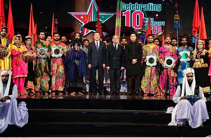 Prime Minister Muhammad Shehbaz Sharif and special representative of Chinese President Xi Jinping and Chinese Vice Premier He Lifeng in a group photo with Pakistani cultural performers and renowned Pakistani artists on a ceremony to commemorate the 10th anniversary of the commencement of China Pakistan Economic Corridor