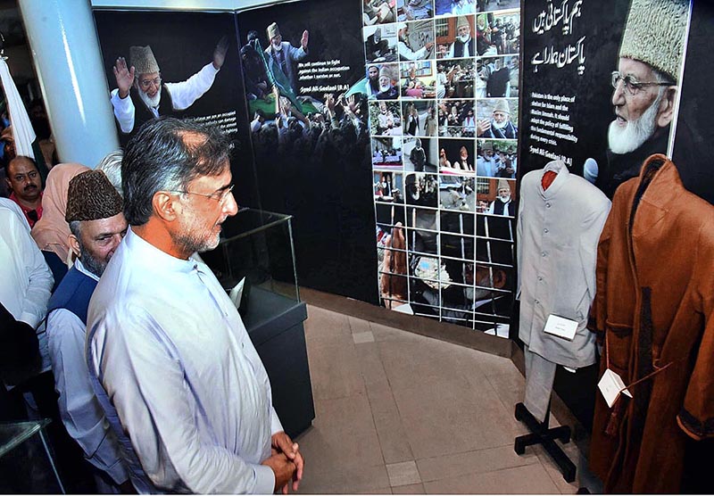 Advisor to the Prime Minister on Kashmir Affairs and Gilgit Baltistan Qamar Zaman Kaira visiting the Late Syed Ali Gilani Corner in National Monument Museum