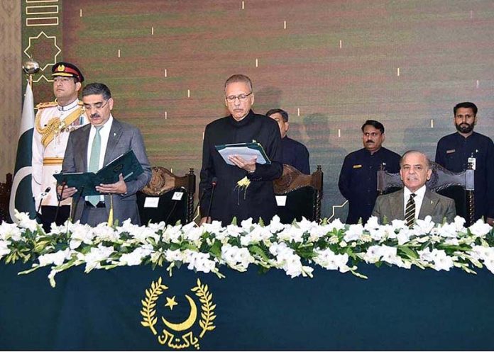 President Dr. Arif Alvi administering the oath of office to Anwar-ul-Haq Kakar as the Caretaker Prime Minister of Pakistan at an oath-taking ceremony held at Aiwan-e-Sadr