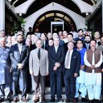 Prime Minister Muhammad Shehbaz Sharif in a group photo with a delegation of Pakistan Broadcasters' Association, All Pakistan Newspapers Society and Council of Pakistan Newspaper Editors