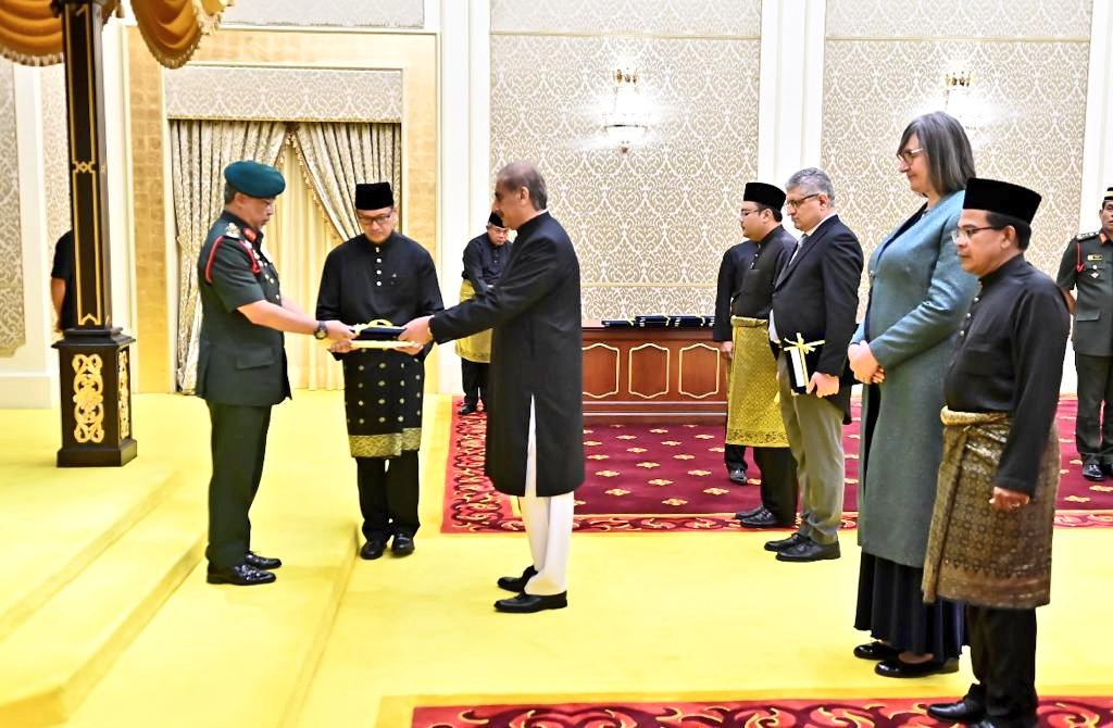 Pakistan's envoy presents credentials to King of Malaysia