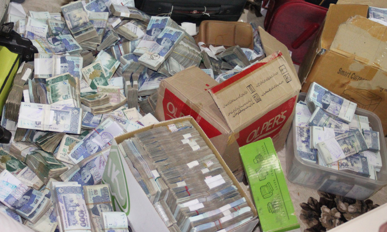 FIA arrest smuggler, recover cash