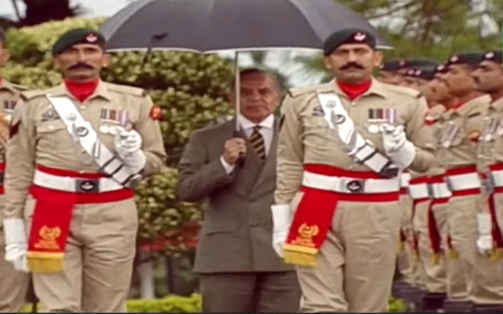 Shehbaz Sharif given guard of honuor at PM House