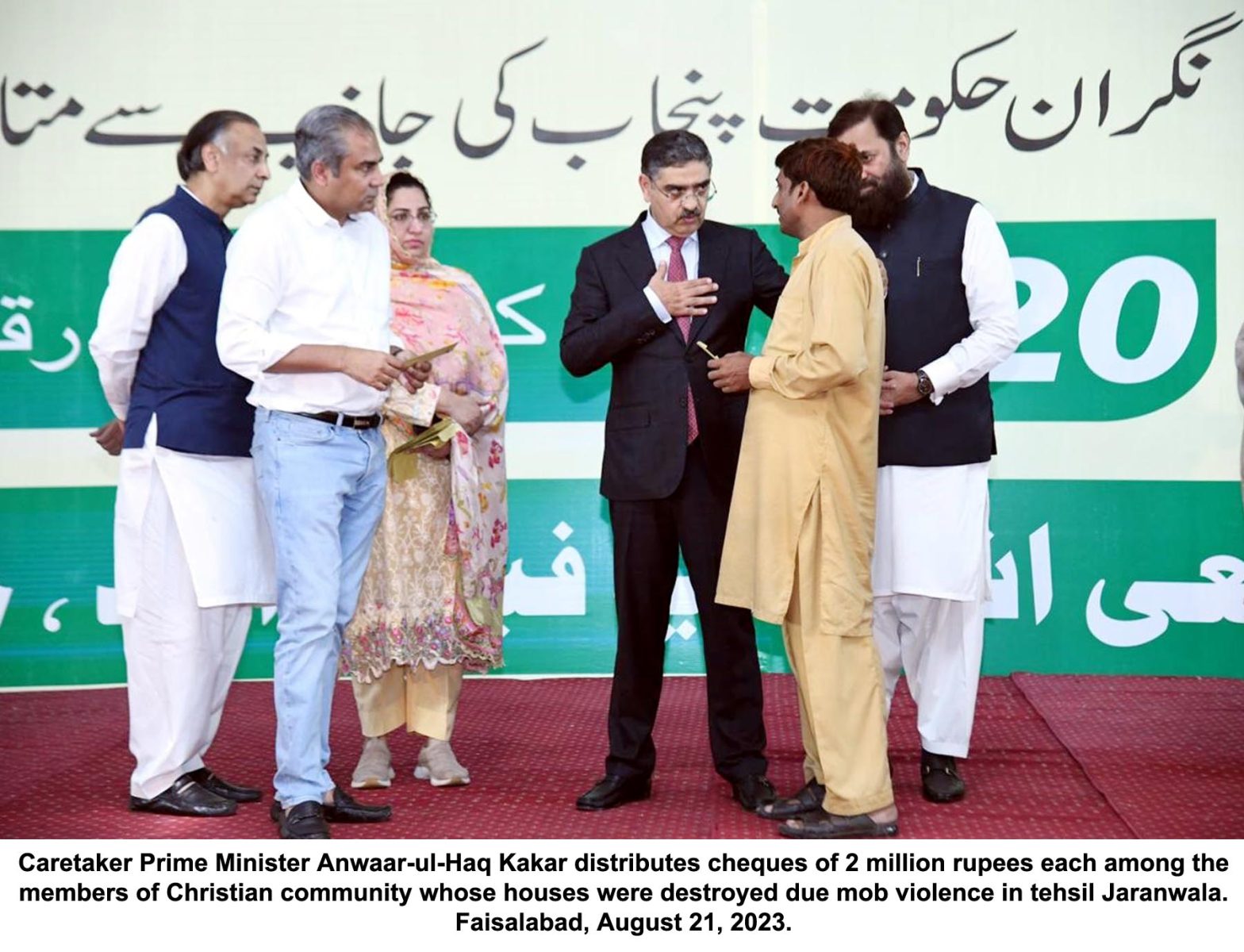 PM distributes cheques among Jaranwala incident affectees