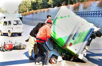 Four minor injure as auto rickshaw overturns