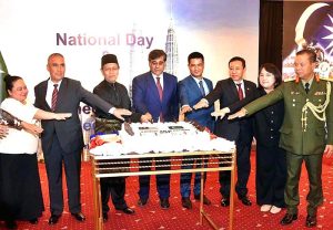 Commerce Minister Dr. Gohar Ejaz and Malaysian Ambassador to Pakistan H.E., Azhar Mazlan cutting the cake at the celebration of 66th National Day and 90th Armed Force Day of