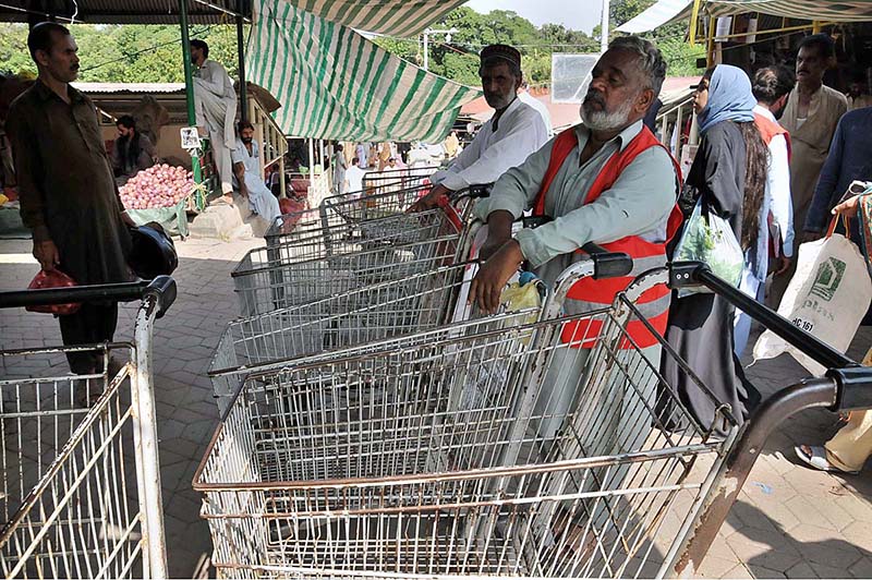 Laborers waiting for costumers at G-6 bazar in Federal Capital territory