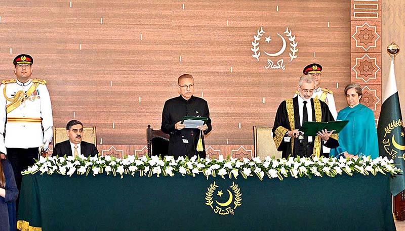 President Dr. Arif Alvi administering the oath of office to Justice Qazi Faez Isa as Chief Justice of Pakistan, at Aiwan-e-Sadr