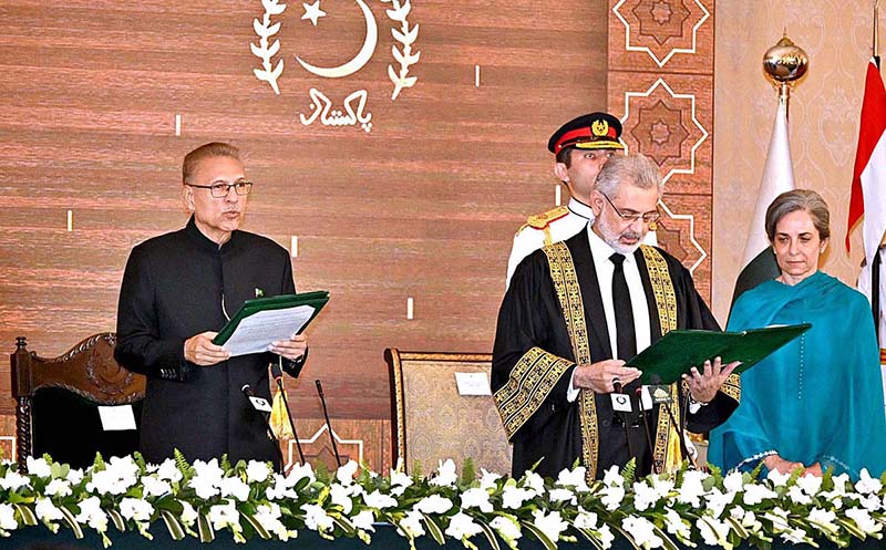 President Dr. Arif Alvi administering the oath of office to Justice Qazi Faez Isa as Chief Justice of Pakistan, at Aiwan-e-Sadr