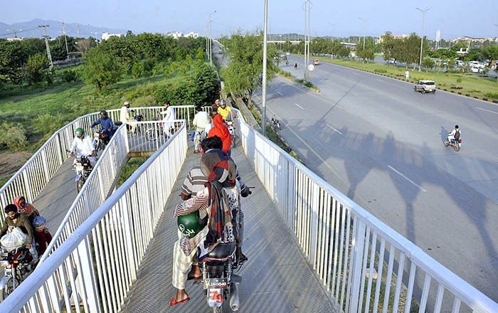 Motorcyclists crossing from the bridge at Srinagar Highway.