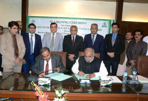 Member (R&S), Board of Revenue Sindh Syed Ahmed Ali Shah and Director General (e-Governance), Punjab Information Technology Board (PITB) signing the service level agreement for launching e-Registration & e-Mutation System of properties in Sindh. 