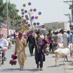 Vendors selling decoration items while shuttling on the road