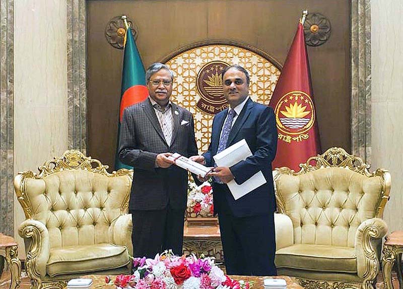 Pakistan High Commissioner, Mr. Imran Ahmed Siddiqui paying a farewell call on the President of Bangladesh Mohammed Shahabuddin.