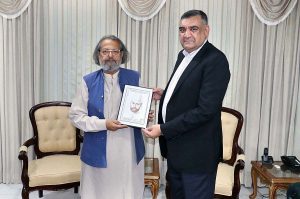 MD National Book Foundation Dr. Raja Mazhar Hameed presented the portraits of leaders of independence movement of Pakistan Chaudhry Rehmat Ali and Qazi Muhammad Isa to Federal Minister Madad Ali Sindh